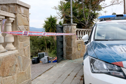 Un cotxe dels Mossos d’Esquadra davant de l’entrada de la casa on va ocórrer el crim.