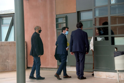 Pere Aragonès, candidato de ERC a la Generalitat, a su llegada a la prisión de Lledoners, ayer.