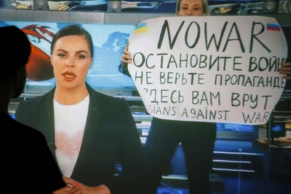 La periodista russa que va protestar en televisió segueix en parador desconegut