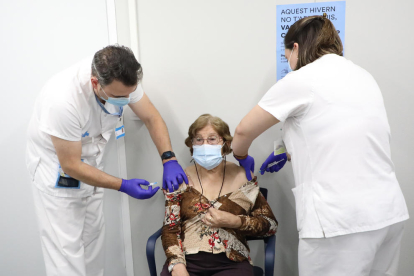 Una dona rep la tercera dosi contra la covid i la vacuna de la grip en una imatge d'arxiu.