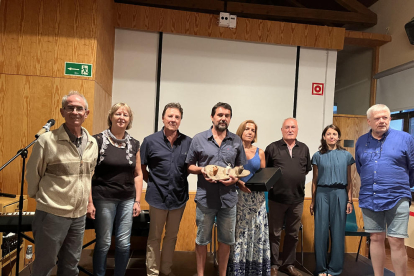 El guanyador del concurs, Xavier Valls (amb el trofeu), amb altres premiats i membres del jurat.