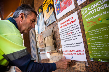 L’agutzil de Cervià desplega cartells amb el ban municipal que prohibeix consumir l’aigua de l’aixeta.
