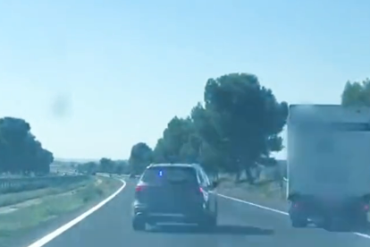 Frame del vídeo de la persecució del conductor que circulava temeràriament.