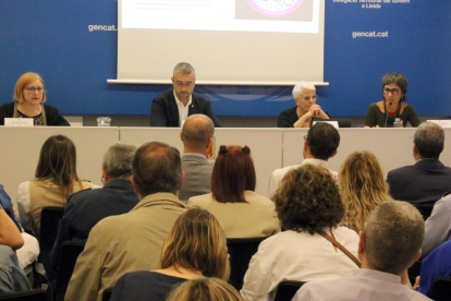 Presentación en Lleida del nuevo Protocolo marco para el abordaje de situaciones de violencia machista, con la secretaria de Feminismos, Montserrat Pineda, y el delegado del Govern en Lleida, Bernat Solé, entre otros.