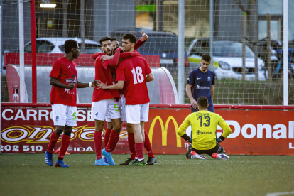 Los jugadores del Alcarràs celebran uno de sus goles ante la desesperación del portero local Pau Mora.