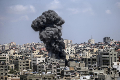 Una columna de fum emergeix al mig de Gaza pel llançament d’un míssil israelià.