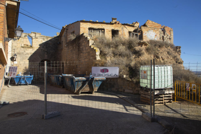 El recinte del castell està envoltat d’una tanca mentre s’hi porten a terme les obres.