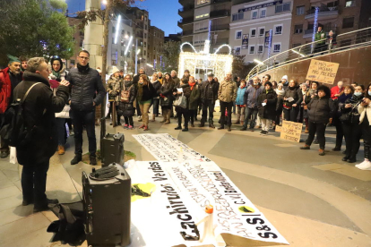 Concentració contra el passaport Covid - La plaça Ricard Viñes de Lleida va acollir ahir una vegada més una protesta en contra de l’aplicació del passaport Covid i de rebuig de la vacunació de menors d’edat. La protesta va transcórrer se ...