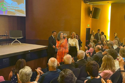 La reina Letícia ha estat rebuda amb aplaudiments a l'auditori del CaixaForum Lleida.