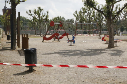 Un dels parcs infantils de la capital de la Noguera que han estat precintats per l’alt risc de contagis.
