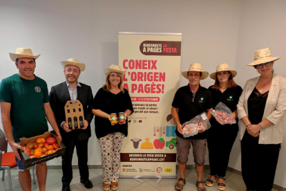 Organizadores y participantes del ‘Benvinguts a Pagès’, durante la presentación.