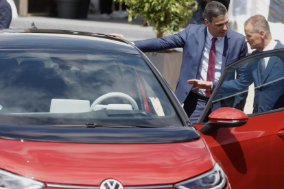 Pedro Sánchez, ayer junto al director ejecutivo de Volkswagen.