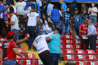 Aficionats envaeixen el camp i provoquen la suspensió del Querétaro-Atlas