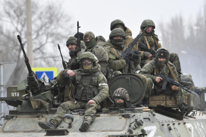 Imatge de militars russos pujats en un blindat a Armiansk, a la part nord de Crimea.