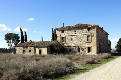 La casa de Vallmanya on estiuejava Francesc Macià, actualment deteriorada per la manca de manteniment.