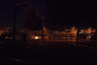 Las calles junto a la escuela de Magraners, totalmente a oscuras. 