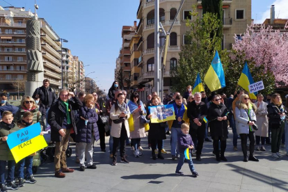 Manifestació a Lleida. Unes 200 persones, segons fonts de la Guàrdia Urbana, van participar en la 
manifestació d'ucraïnesos i veïns de Lleida en contra de la guerra.