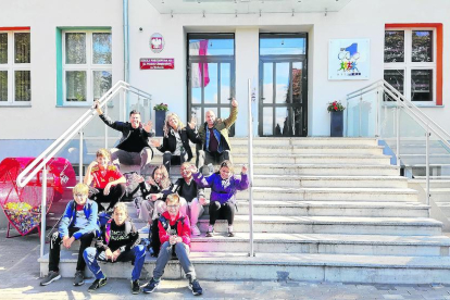 Los siete alumnos y los tres profesores del colegio Riu Segre que están de viaje por Polonia.