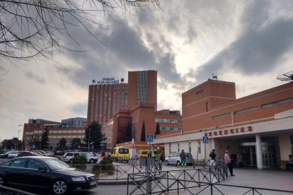 Imagen de archivo de la zona exterior de urgencias del Hospital madrileño 12 de Octubre.