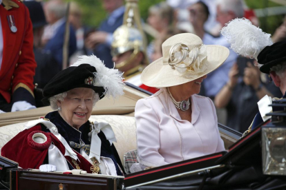 Isabel II y Camilla, duquesa de Cornualles, en un carruaje durante una ceremonia en Windsor.