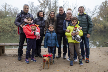 La familia Rossell-Asensio de Lleida, ayer con sus tres ‘tiós’, entre ellos uno con unos cuarenta años de antigüedad (en el suelo en la foto), que ha pasado de padres a hijos.