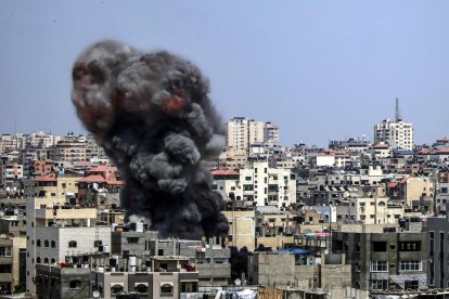 Una columna de fum emergeix al mig de Gaza pel llançament d’un míssil israelià.