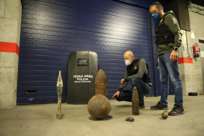 Dos Tedax de la unitat de Lleida mostren alguns dels projectils trobats en els últims anys.