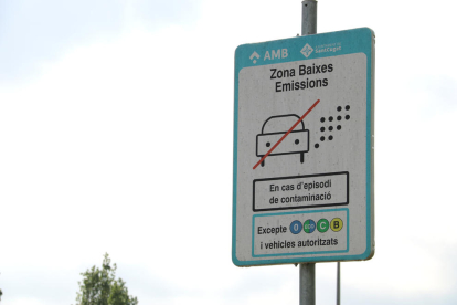Un cartell que anuncia la Zona de Baixes Emissions a Sant Cugat del Vallès.