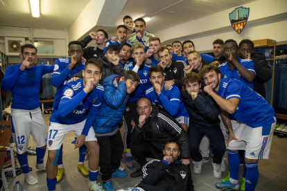 La plantilla del Lleida celebra el triomf dedicant-lo al fill de l’entrenador de porters, Enric Gutiérrez.