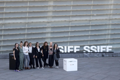 Isabel Coixet con las protagonistas de ‘El sostre groc’, en la presentación del film en San Sebastián. 