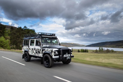 El camuflatge distintiu presenta 23 ubicacions que han jugat un paper clau en les il·lustres aventures tot terreny i d'exploració de Land Rover durant més de 70 anys.