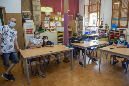 Imatge de l’inici de curs a l’escola dels Omells, amb 4 dels 5 alumnes que hi havia, al setembre.