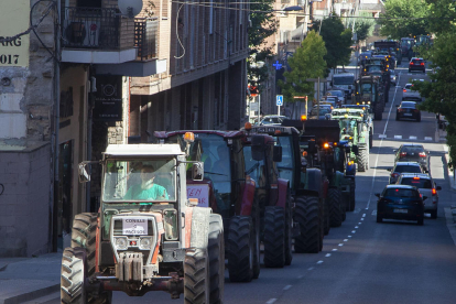 Imatge de la marxa de tractors recorrent ahir a la tarda els carrers de Tàrrega, concretament, el tram urbà de la C-14.