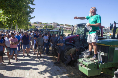 Un moment de la protesta que van dur a terme ahir agricultors de l'Urgell.