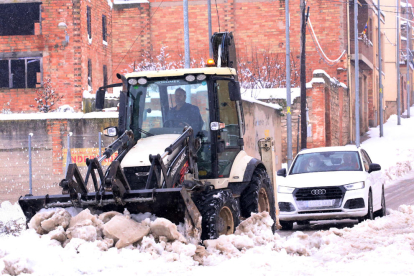 Un tractor neteja les carreteres a Arbeca després de la intensa nevada a les Garrigues de fa un any.
