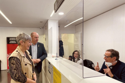 La consellera Ciuró, acompanyada de l’alcalde de Balaguer, durant la visita als jutjats.