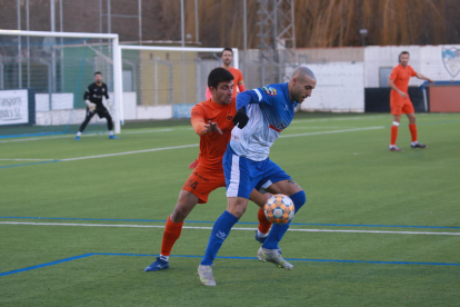 Adrià, del Mollerussa, intenta controlar el balón ante un jugador del Atlètic Lleida.