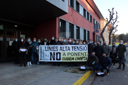 Representantes de la plataforma contra los macroproyectos energéticos de las Terres de Ponent, antes de presentar las alegaciones en los servicios territoriales de Acción Climática en Lleida.