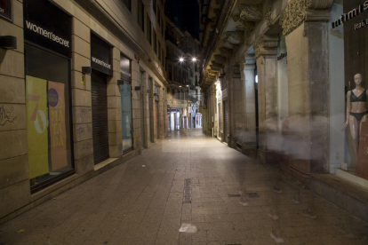 Aparadors de botigues fora de l'horari comercial a Lleida.