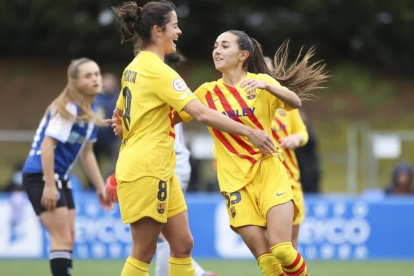 Ona Baradad es abrazada por la veterana Torrejón tras su gol.