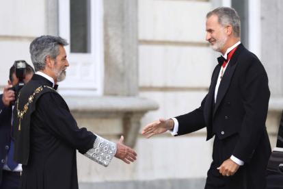 El president del Tribunal Suprem i del Consell General del Poder Judicial (CGPJ), Carlos Lesmes, rep el Rei Felip VI, a la seua arribada a l'obertura de l'Any Judicial.