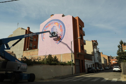 La artista estadounidense Miss Birdy, inició ayer su mural en la calle Granadella.