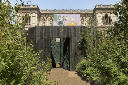 Entrada de la instalación ‘Wet Labyrinth’ de Cristina Iglesias en la Royal Academy of Arts de Londres.