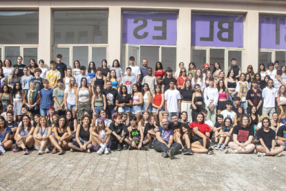 Els alumnes i docents de l’Escola Ondara de Tàrrega, ahir al tornar al centre després de les vacances d’estiu.