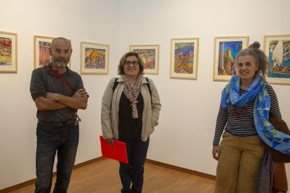 Manel , Clara y Marta Trepat, el jueves en Tàrrega en la exposición de obras de su padre, Lluís Trepat.