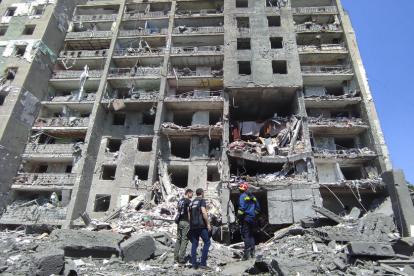Els serveis d’emergència treballen al bloc d’apartaments destruït pels míssils russos.