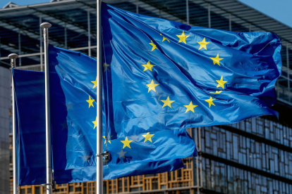 Banderes de la Unió Europea a la seu del Consell Europeu a Brussel·les.