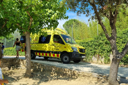 Ambulàncies del SEM ahir al càmping d’Àger.