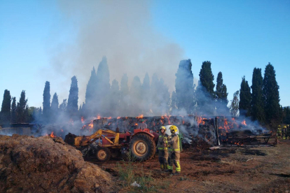 Los Bomberos trabajan en dos incendios de balas de paja en Sabadell y Riudellots de la Selva