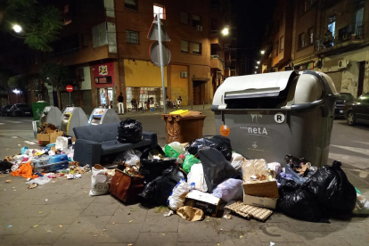 Queixes per escombraries acumulades en ple carrer a Lleida